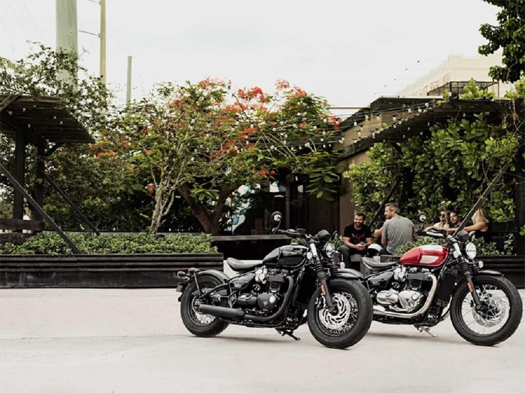 Xe-triumph-bonneville-Bobber-Black-2019